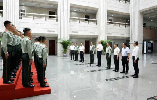 张军看望慰问驻最高法复员退伍武警战士1 张军看望慰问驻最高法复员退伍武警战士1